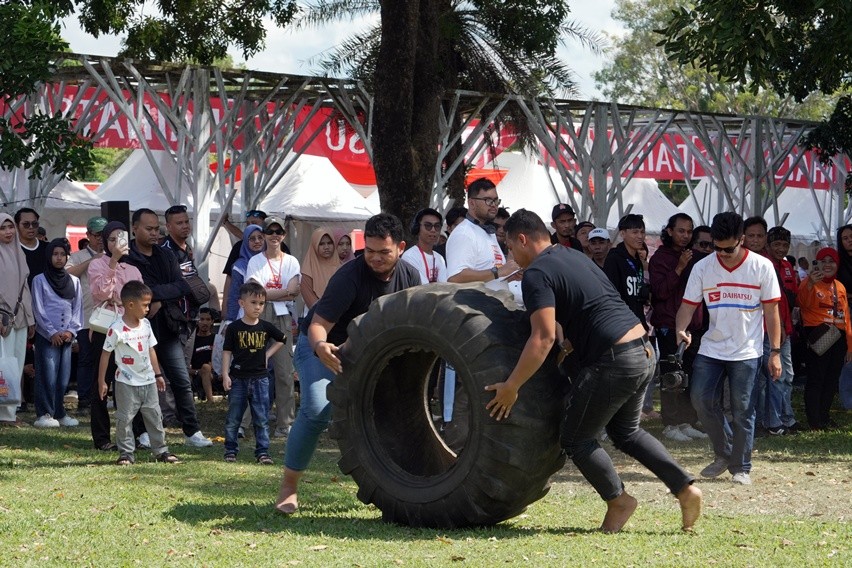 lomba memindahkan ban truk komunitas DKS Palembang 2025