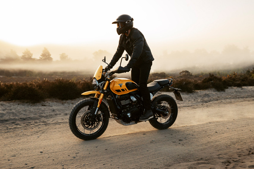 Triumph Scrambler 400xc side profile view