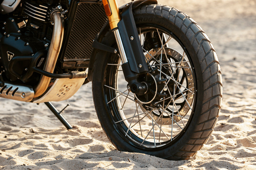 Triumph Scrambler 400xc wheels view