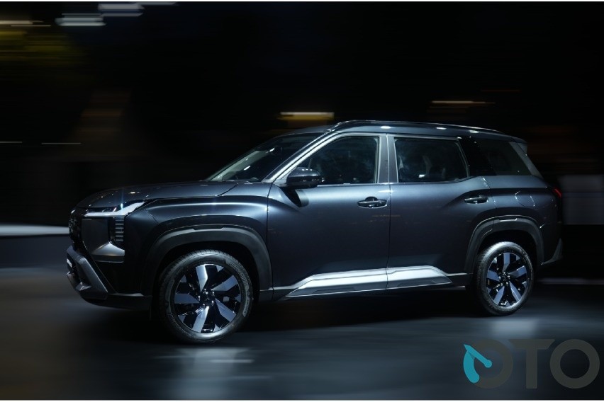 Mitsubishi Destinator tampak depan samping