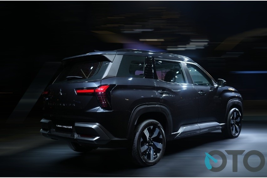 Mitsubishi Destinator tampak belakang