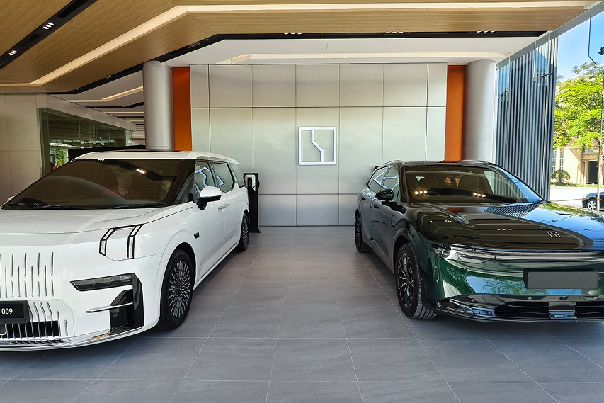 Zeekr 009 and Zeekr 7x front view Zeekr Sunway