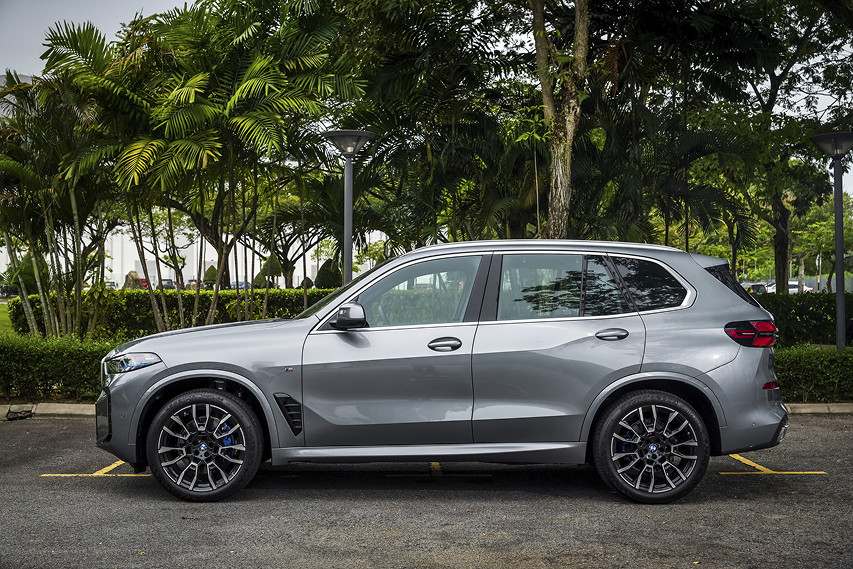 2025 BMW X5 side profile view