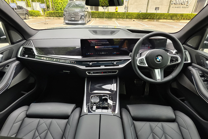 2025 BMW X5 xdrive40 interior front view