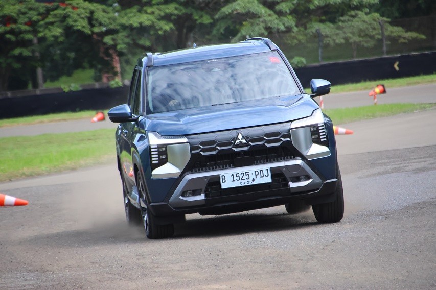 Mitsubishi Destinator tampak depan