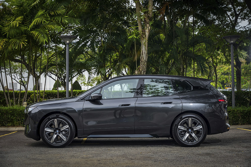 BMW iX xdrive45 side profile view