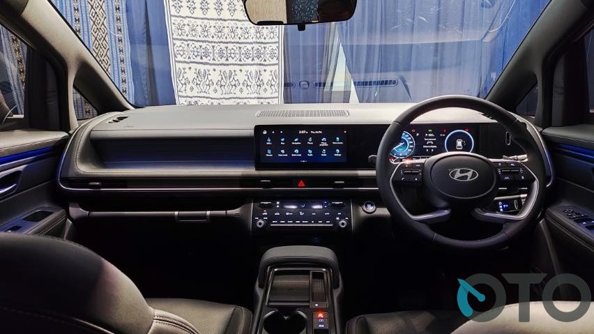 interior Hyundai Stargazer Cartenz X