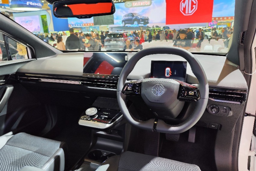 MG 4 EV Max interior