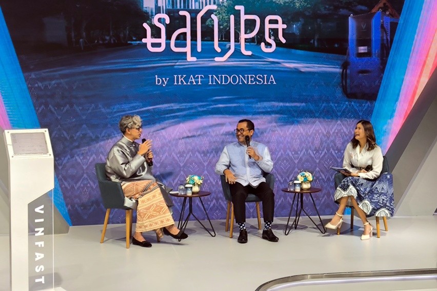 Busana usher Vinfast karya Didiet Maulana