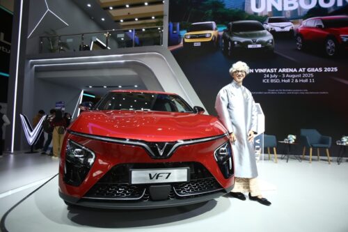 Busana Usher Vinfast di GIIAS 2025 Sarat Nilai Budaya, Hasil Kreasi Didiet Maulana