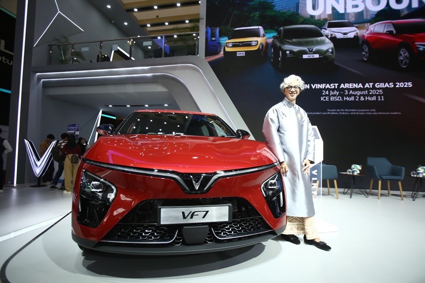 Busana Usher Vinfast di GIIAS 2025 Sarat Nilai Budaya, Hasil Kreasi Didiet Maulana