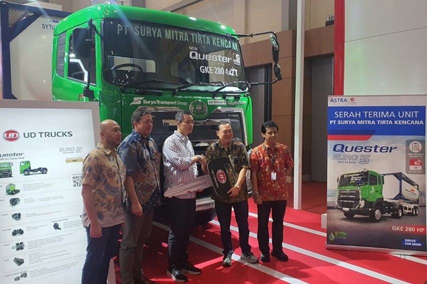 Komitmen Pada Solusi Transportasi, UD Trucks Serahkan 9 Unit Quester GKE 280 Euro 5 ke Konsumen