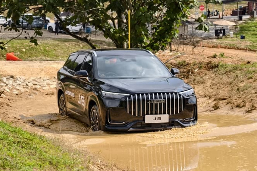 Jaecoo J8 water crossing Malaysia view