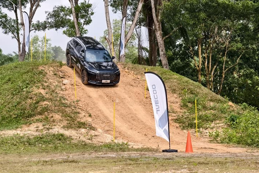 Jaecoo J8 going down hill front view Malaysia
