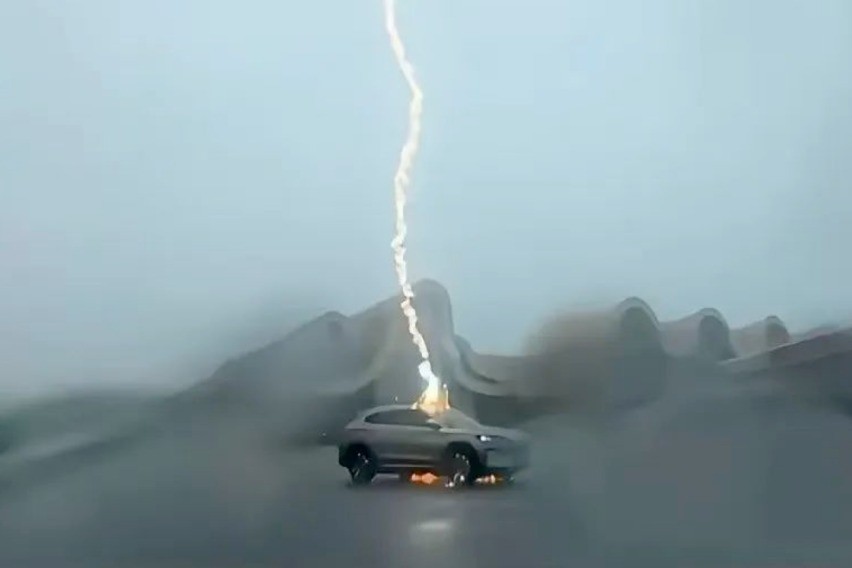 BYD Song Plus EV Tersambar Petir Tiga Kali, Tetap Utuh dan Aman