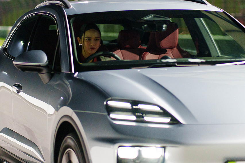  Christinna Kuan in Porsche Macan EV front view