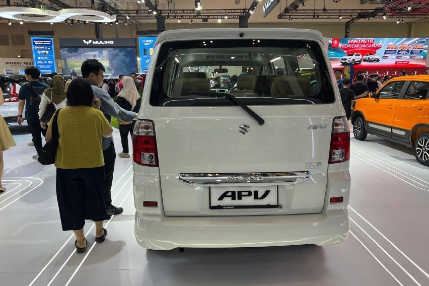Suzuki APV Arena tampak belakang