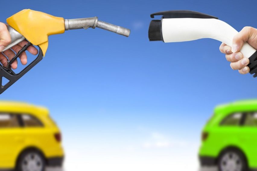 รถไฟฟ้า VS รถน้ำมัน เลือกรถแบบไหนดี? ข้อดีข้อเสียที่คุณควรรู้ก่อนตัดสินใจ