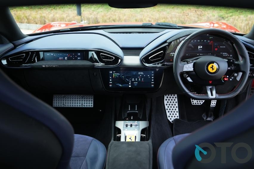 interior Ferrari 12Cilindri