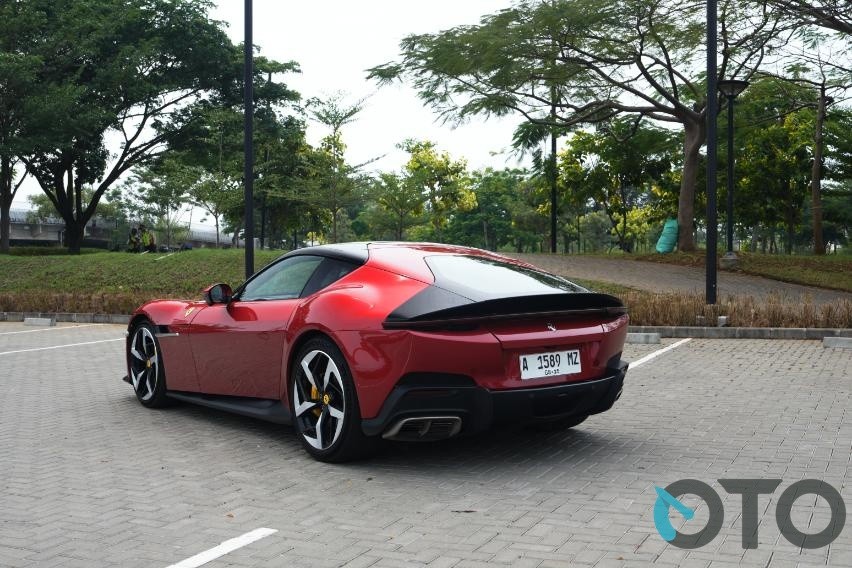 Ferrari 12Cilindri tampak belakang