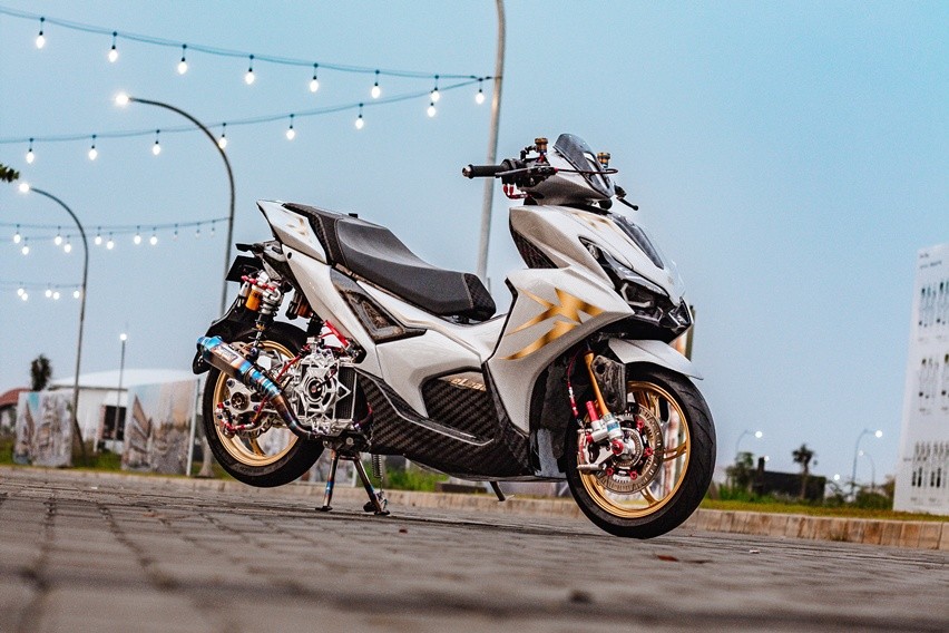 Modifikasi Premium Yamaha Aerox Alpha Terinspirasi Gundam Unicorn