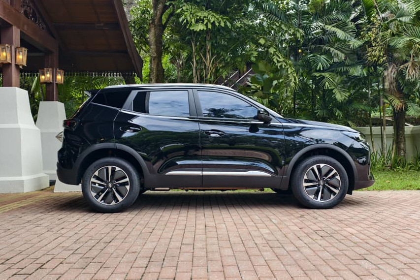Chery Tiggo Cross side profile view