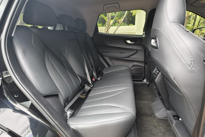 Chery Tiggo Cross rear seats view