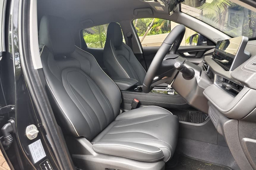 Chery Tiggo Cross front seats view