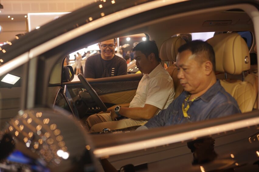 Pengunjung mencoba Denza D9 di GIIAS Surabaya 2025