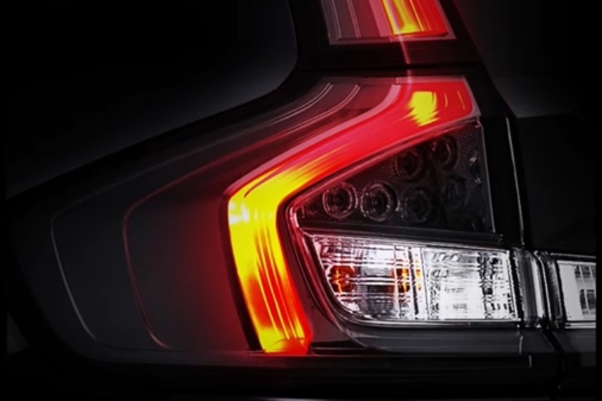 Suzuki Rilis Harga XL7 Hybrid Alpha Kuro dalam Tiga Pilihan Warna