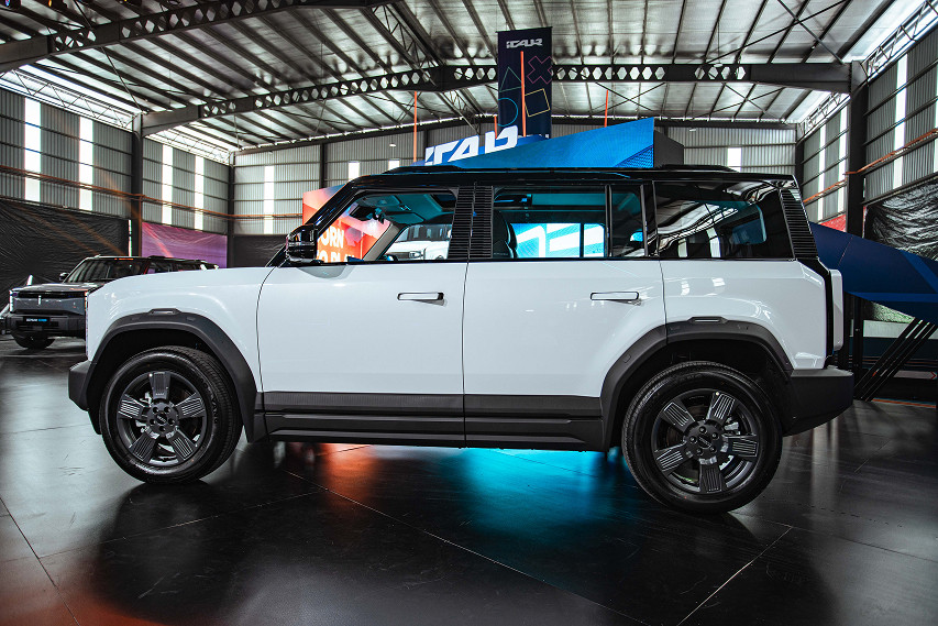 icaur 03 side profile view