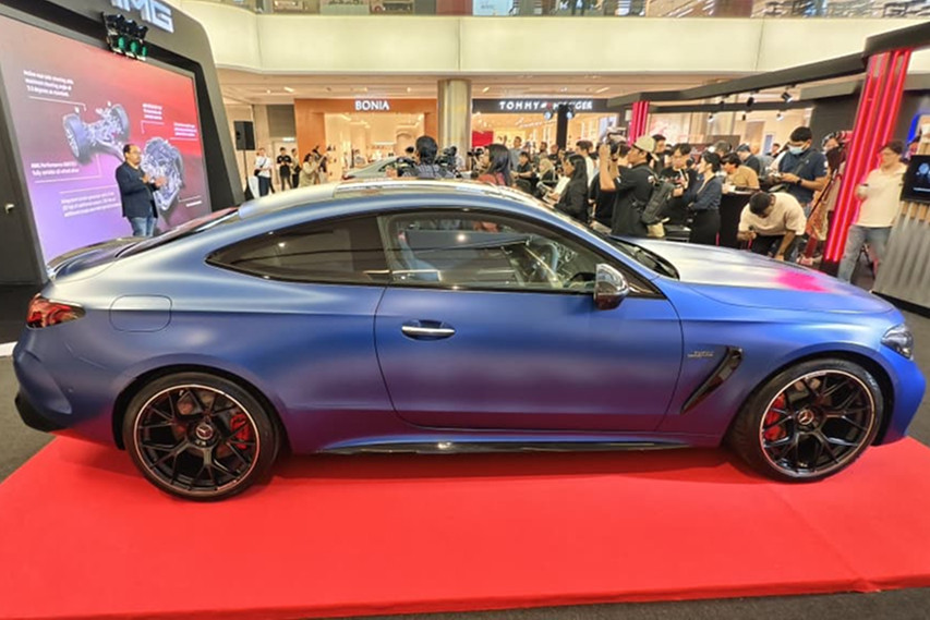 Mercedes-AMG CLE 53 4MATIC+ Coupé side profile view