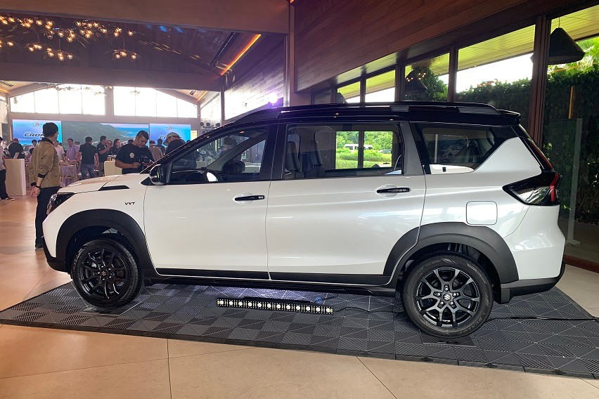 XL7 Hybrid Black Edition