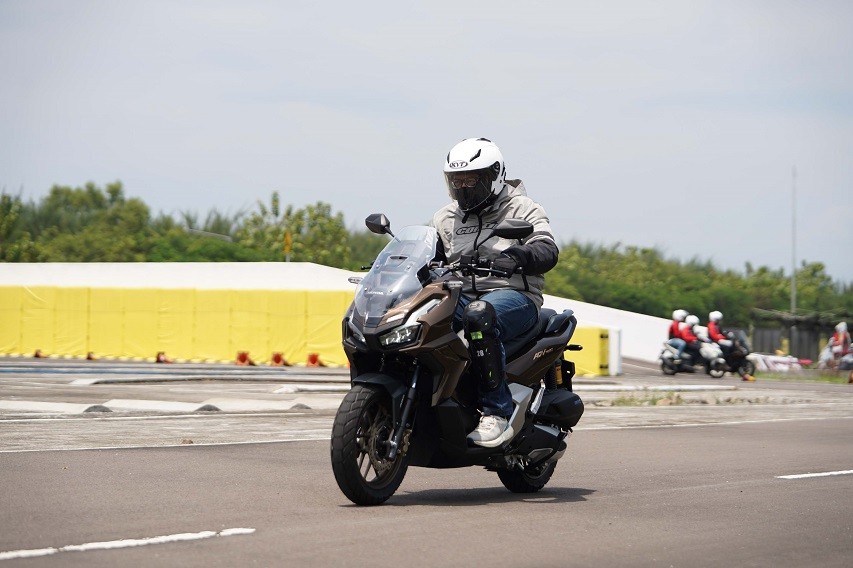 Review Honda ADV160 Roadsync