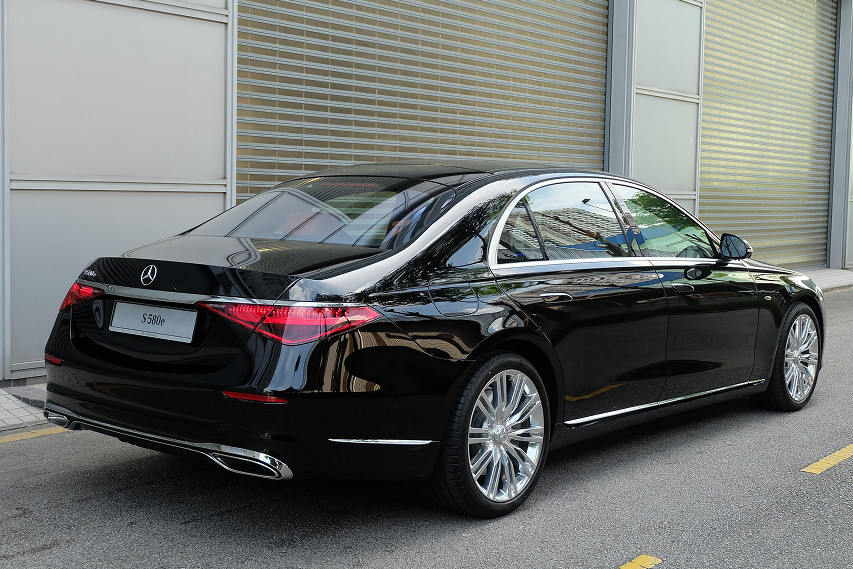 Mercedes-benz S 580e updated 2025 rear view