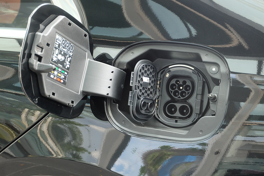 Mercedes-Benz S580e new dc fast charging view