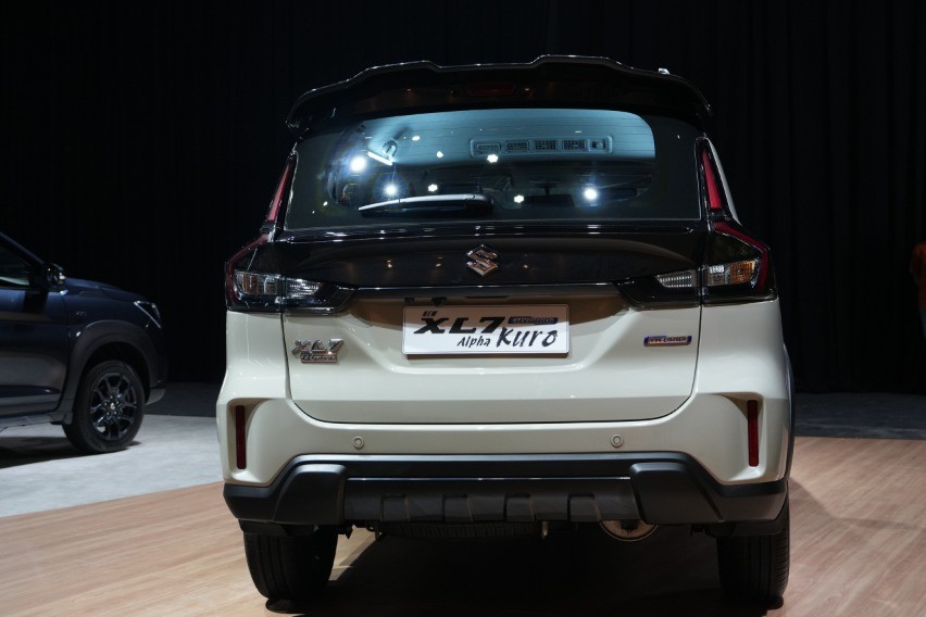 Suzuki XL7 Alpha Kuro tampak belakang