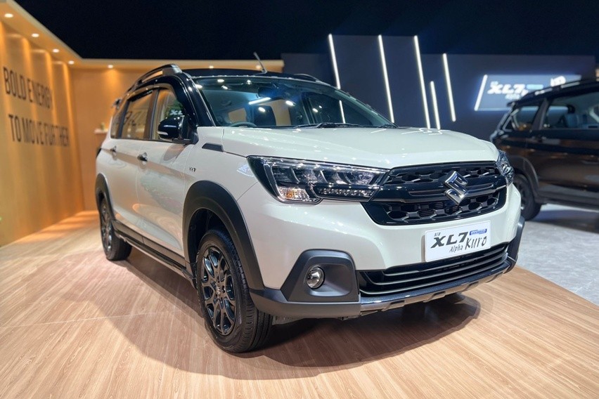 Suzuki XL7 Hybrid Alpha Kuro Savanna Ivory