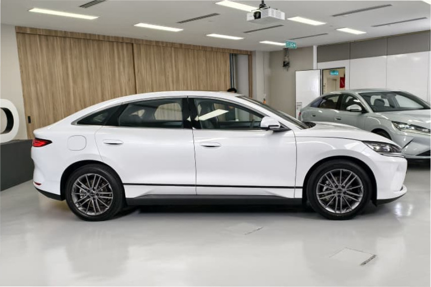 BYD Seal 6 side profile view