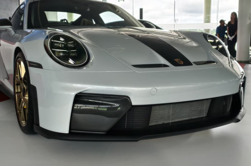 Porsche 911 GT3 front bumper view