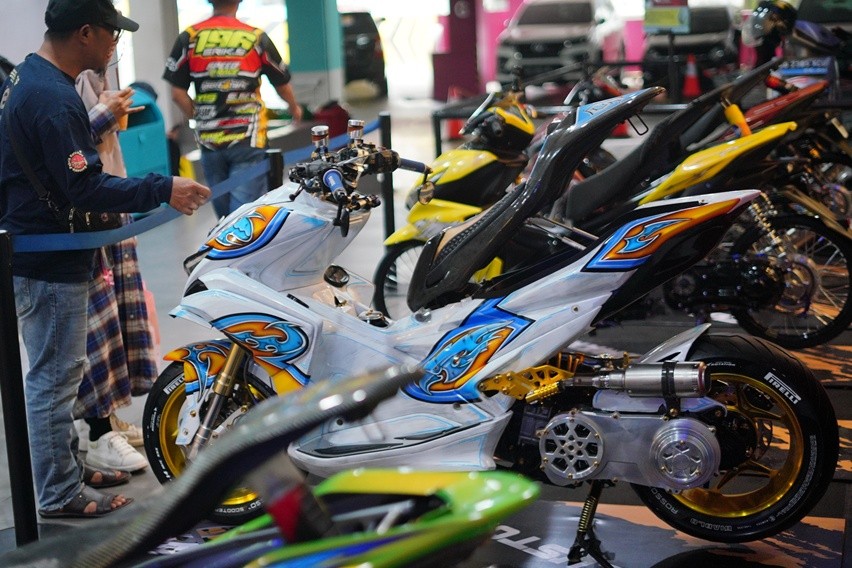 CustoMaxi Makassar 2025: Kreativitas Modifikator XMax Konsep Motorized Jadi Sorotan