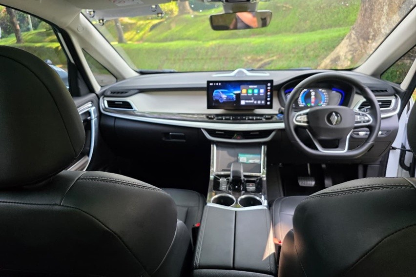 Interior Aletra L8 EV