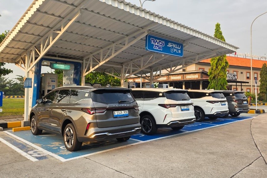 Charging Aletra L8 EV