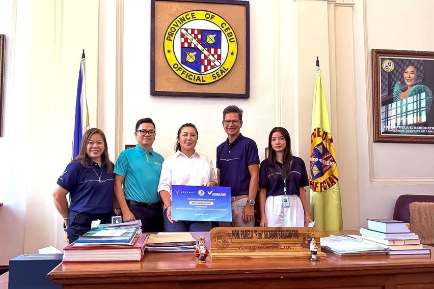 Gov Pamela Baricuatro with VinFast representatives