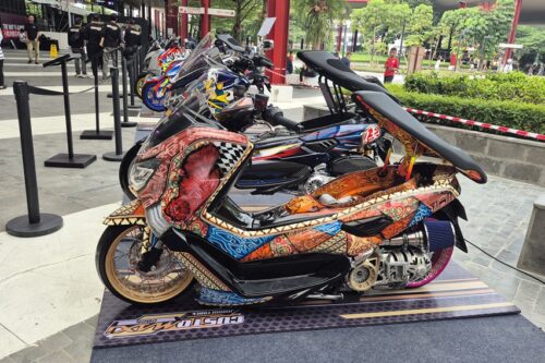 Puluhan Skutik Yamaha Tampil Unik di CustoMAXI Jabodetabek 2025, Dari Batik hingga Gaya MotoGP Puluhan Skutik Yamaha Tampil Unik di CustoMAXI Jabodetabek 2025, Dari Batik hingga Gaya MotoGP