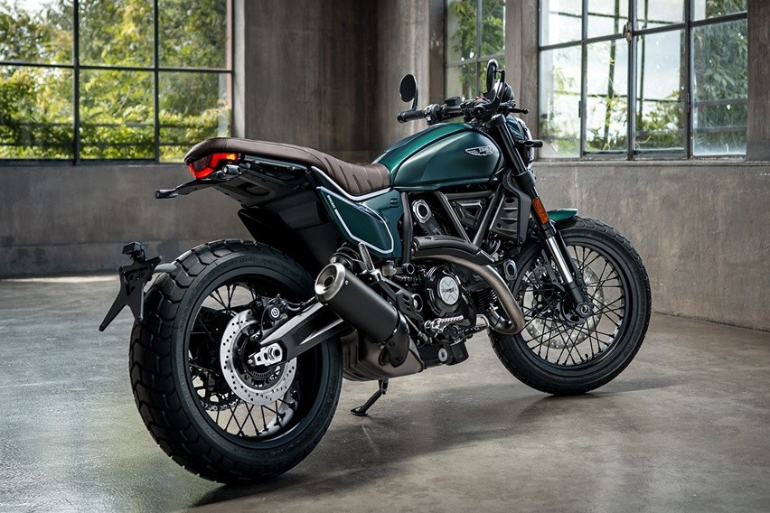 Ducati Scrambler Nightshift Emerald Green 2026 tampak samping