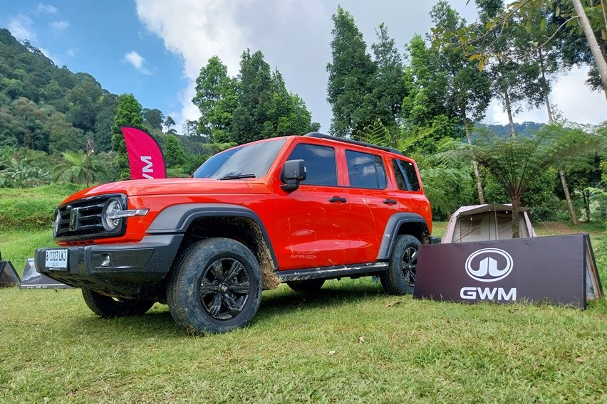 GWM Tank 300 diesel tampak depan samping