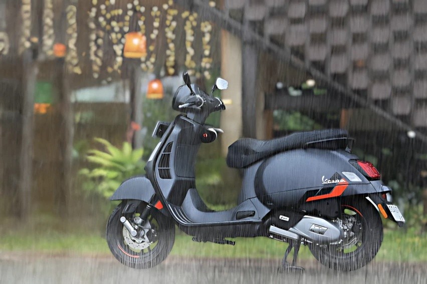 Tampak samping Vespa GTS 150 Super Sport