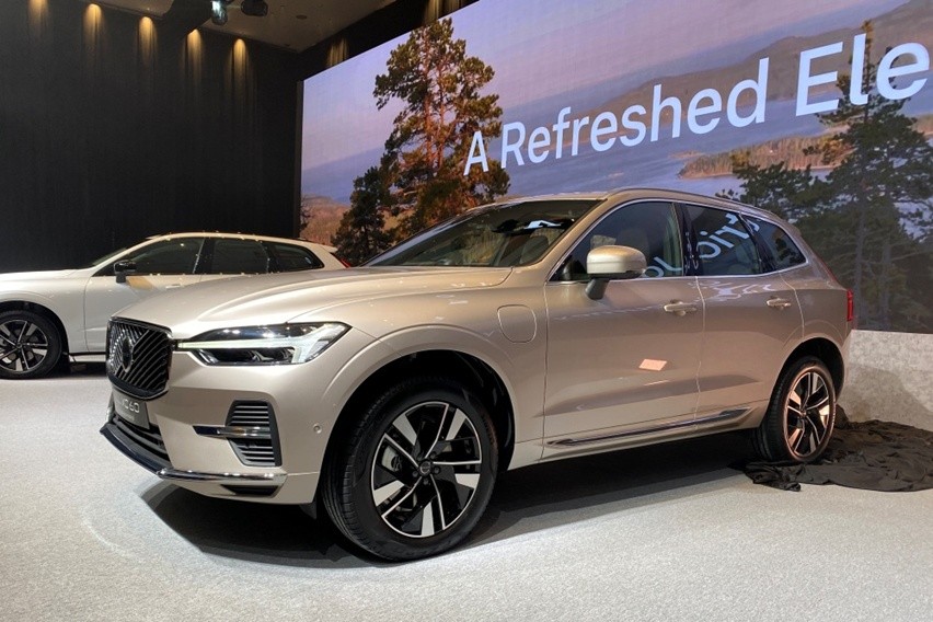 Tampak samping depan Volvo XC60 PHEV