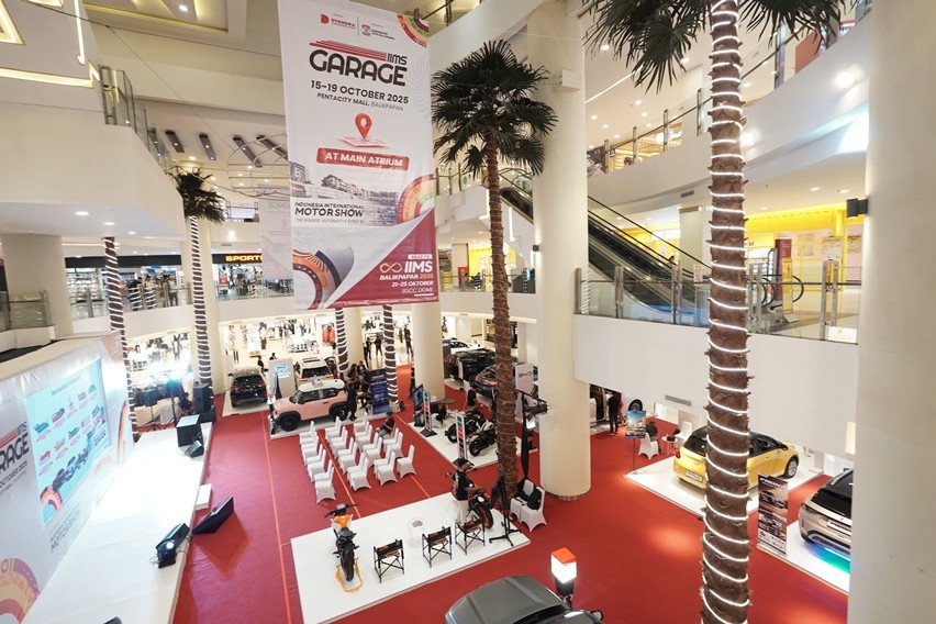 Suasana di IIMS Garage Balikpapan 2025, pameran otomotif pertama di Kalimantan yang jadi langkah awal menuju IIMS Balikpapan 2026.